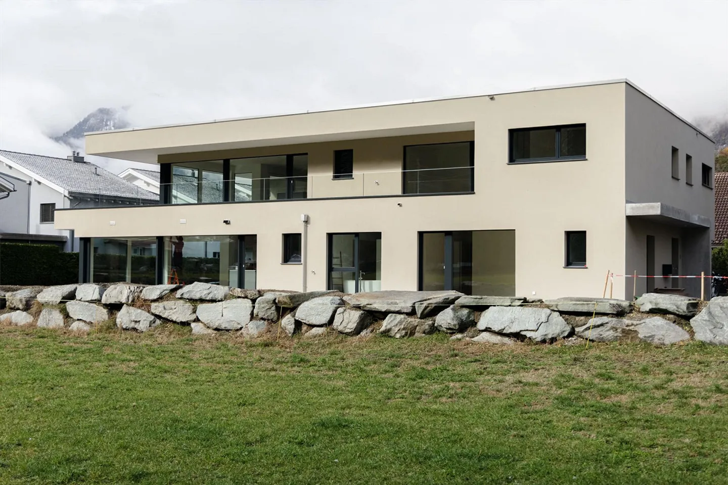 Ampio appartamento al 1° piano in una casa bifamiliare - posizione tranquilla vicino al campo da golf - Foto 1 di 14