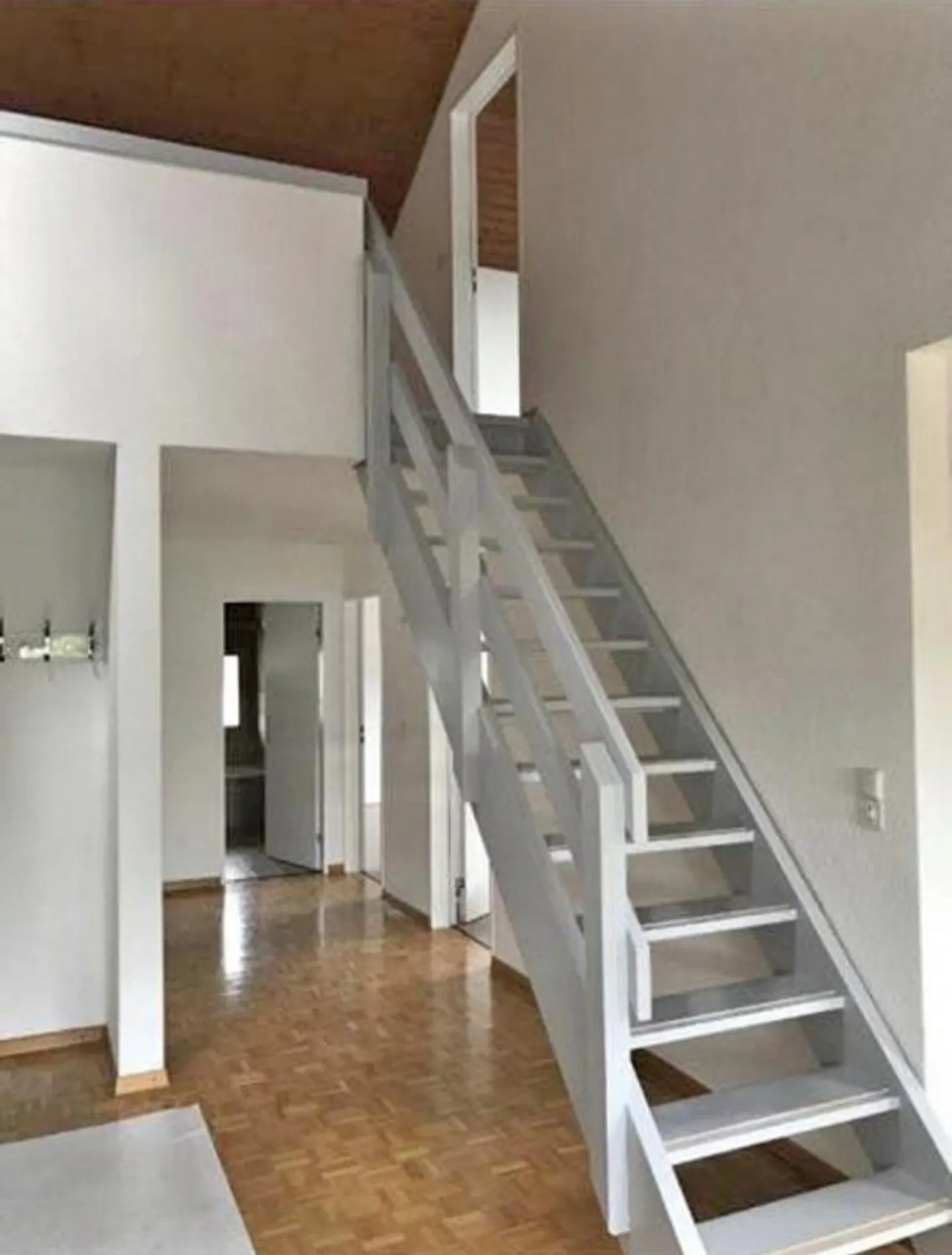 Spacious 5 1/2 Room Apartment - Photo 2 of 4