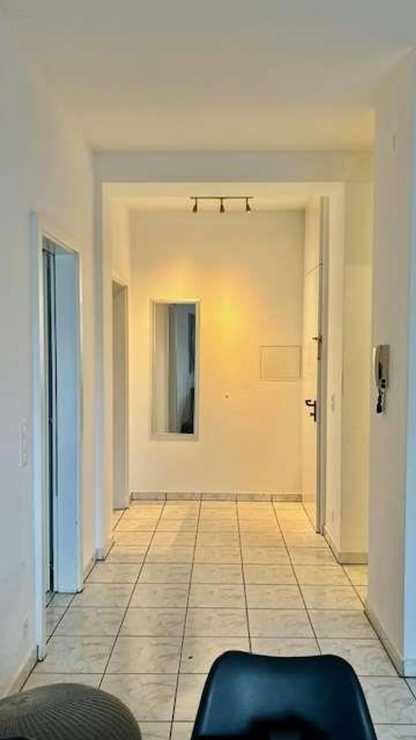 Appartement lumineux avec grande terrasse couverte et potentiel pour deux unités - Photo 10 sur 13