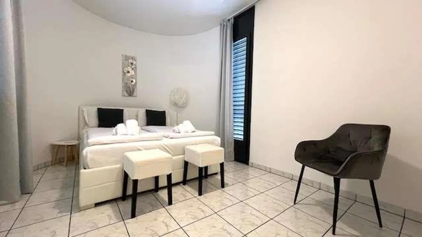 Appartement lumineux avec grande terrasse couverte et potentiel pour deux unités - Photo 12 sur 13