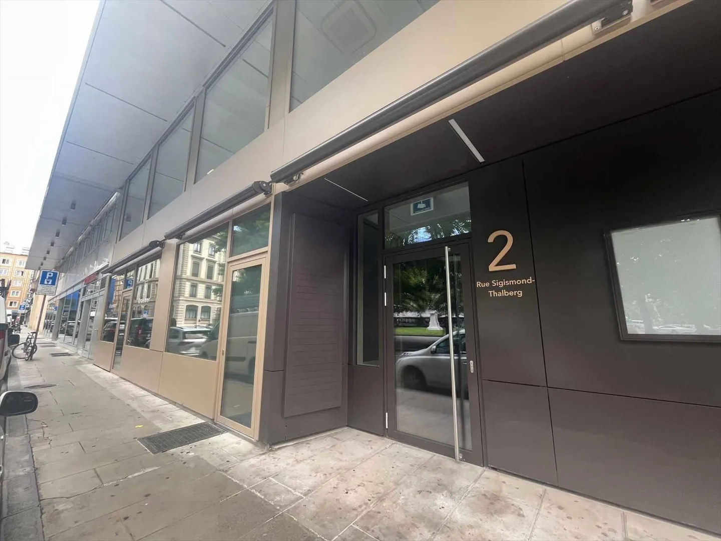 IDEAL LOCATION ARCADE - BETWEEN CORNAVIN STATION AND LAKE - Photo 3 of 4