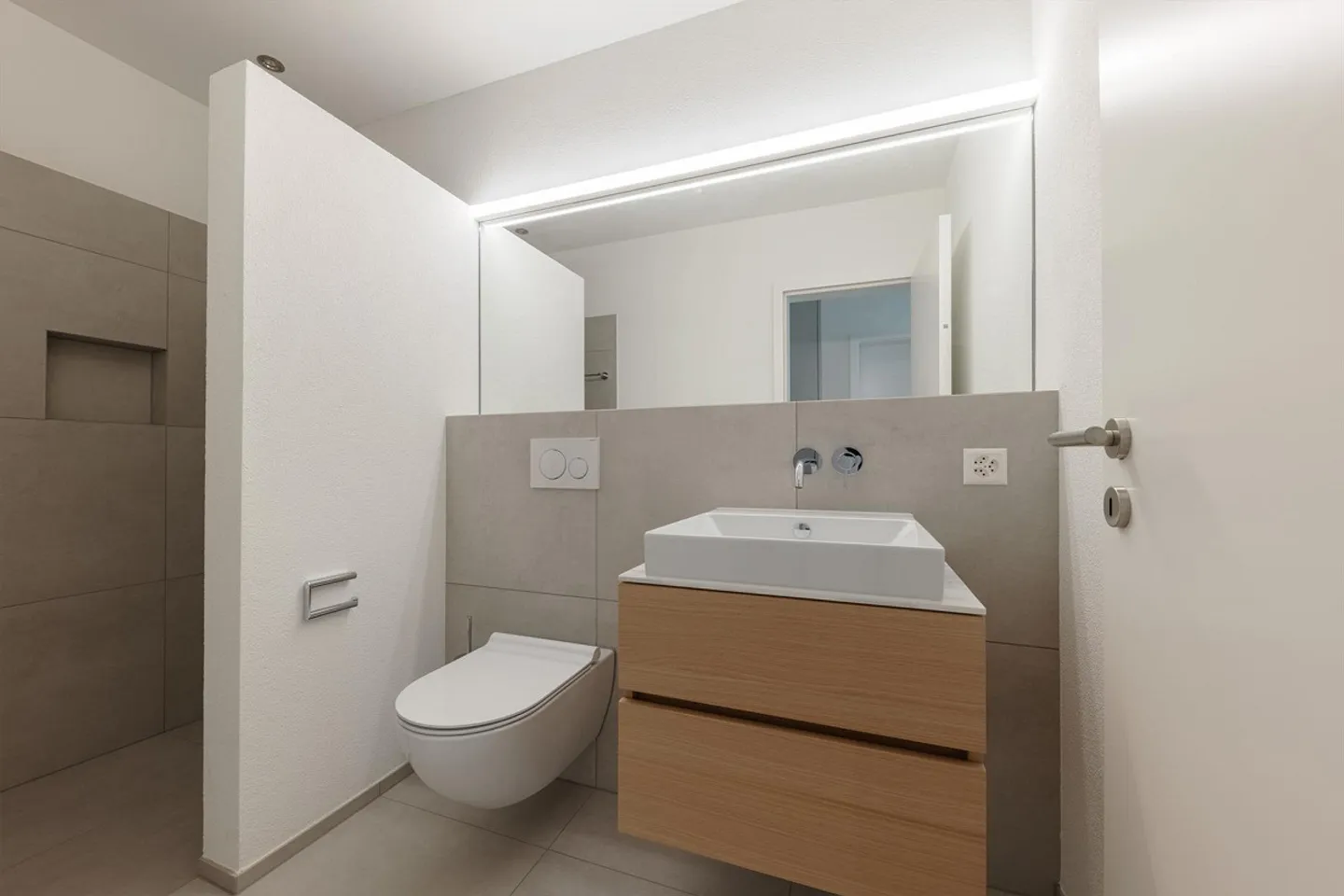Ampio appartamento al 1° piano in una casa bifamiliare - posizione tranquilla vicino al campo da golf - Foto 12 di 14