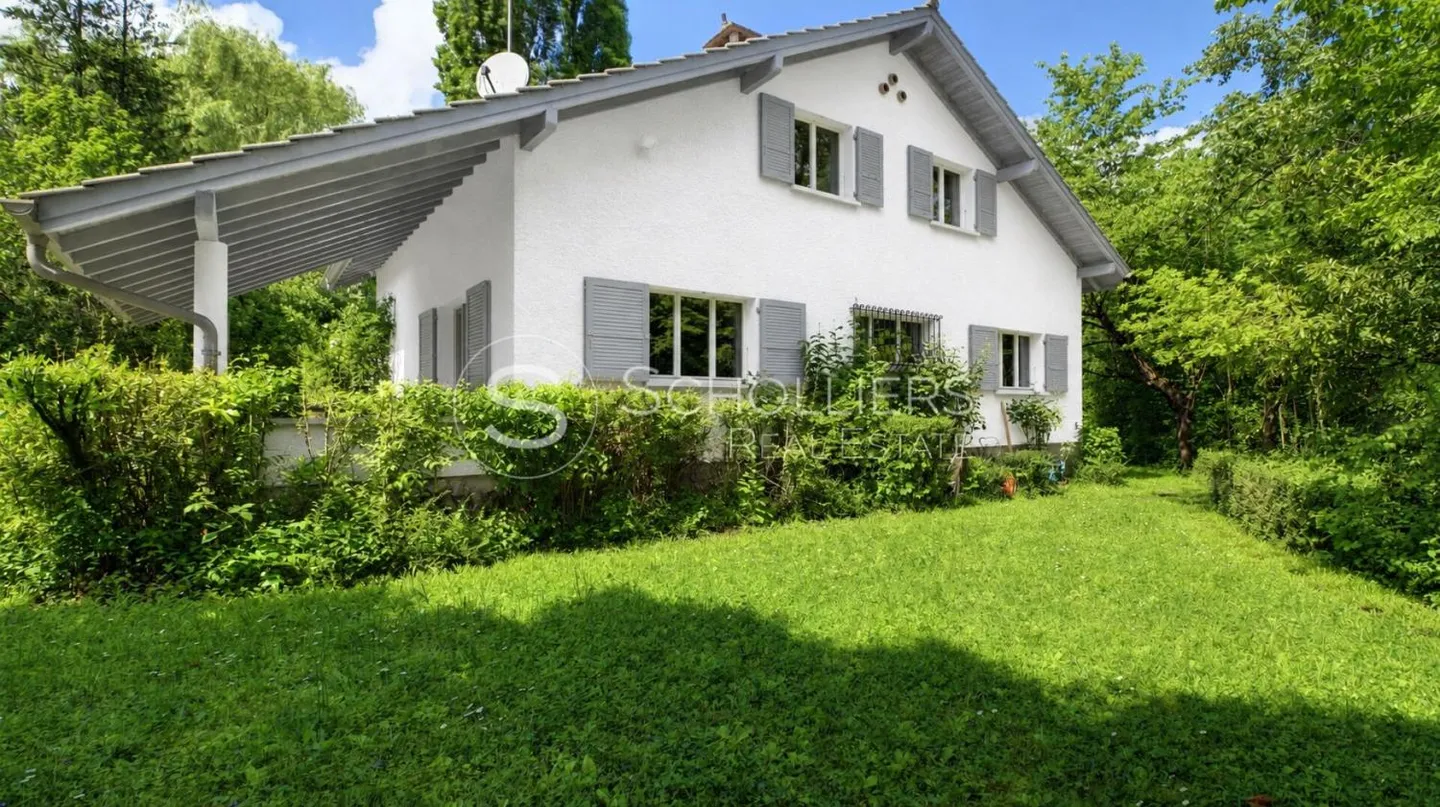8-room House - Photo 1 of 12