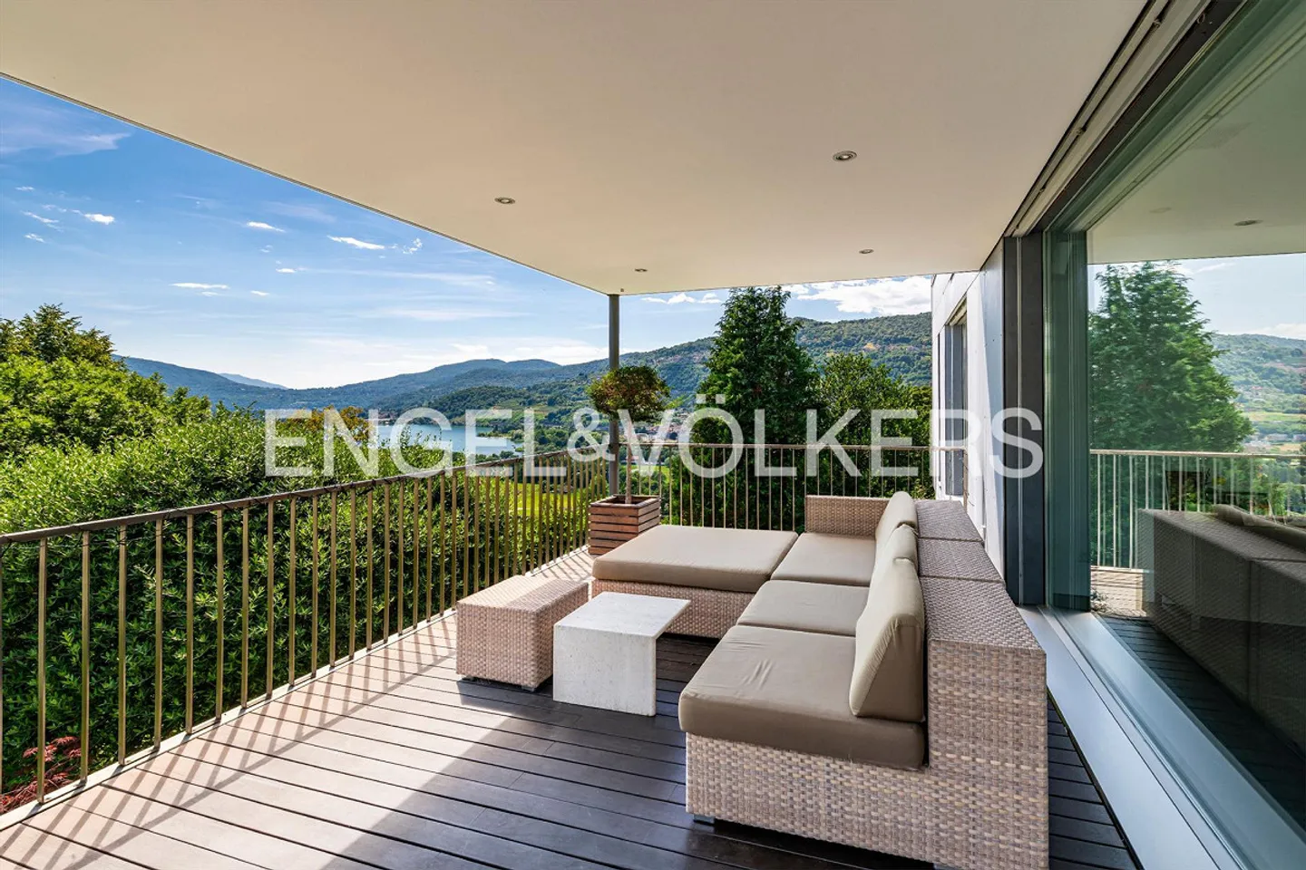 Villa moderne avec vue sur le lac et piscine - Photo 10 sur 13