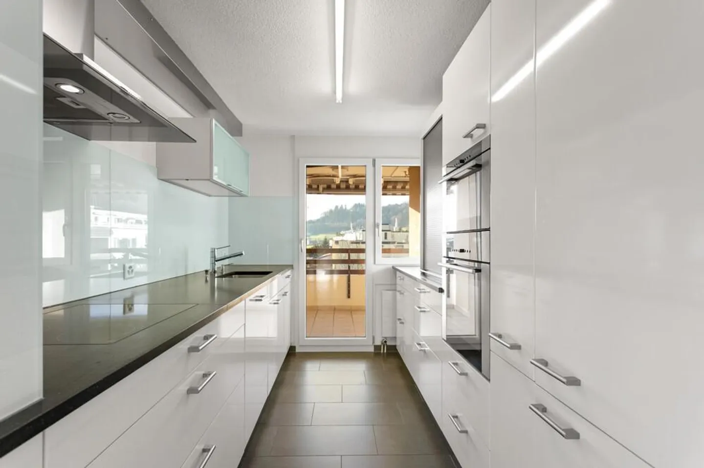 MODERNE. VUE. EMPLACEMENT DE CHOIX. - Photo 4 sur 10