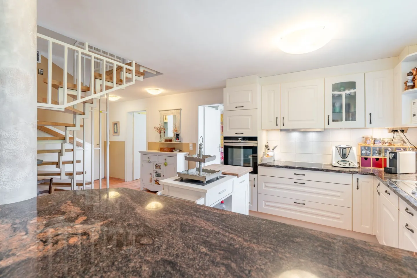 Deux étages. Deux entrées. Beaucoup d'espace pour votre famille - ou même deux. - Photo 3 sur 15