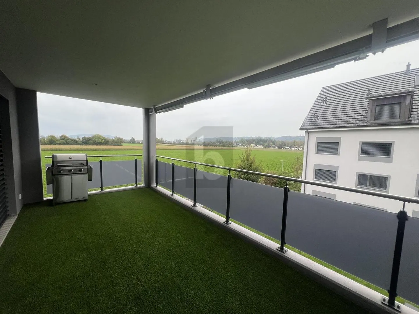 VUE SUR LE VERT AVEC BEAUCOUP D'ÉQUIPEMENTS - Photo 3 sur 6