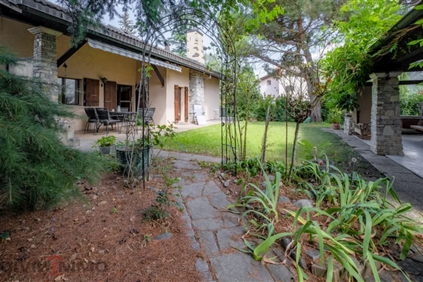 «Schönes Anwesen mit 6-Zimmer-Villa, Nebengebäuden und Garagen» - Foto 1 von 20