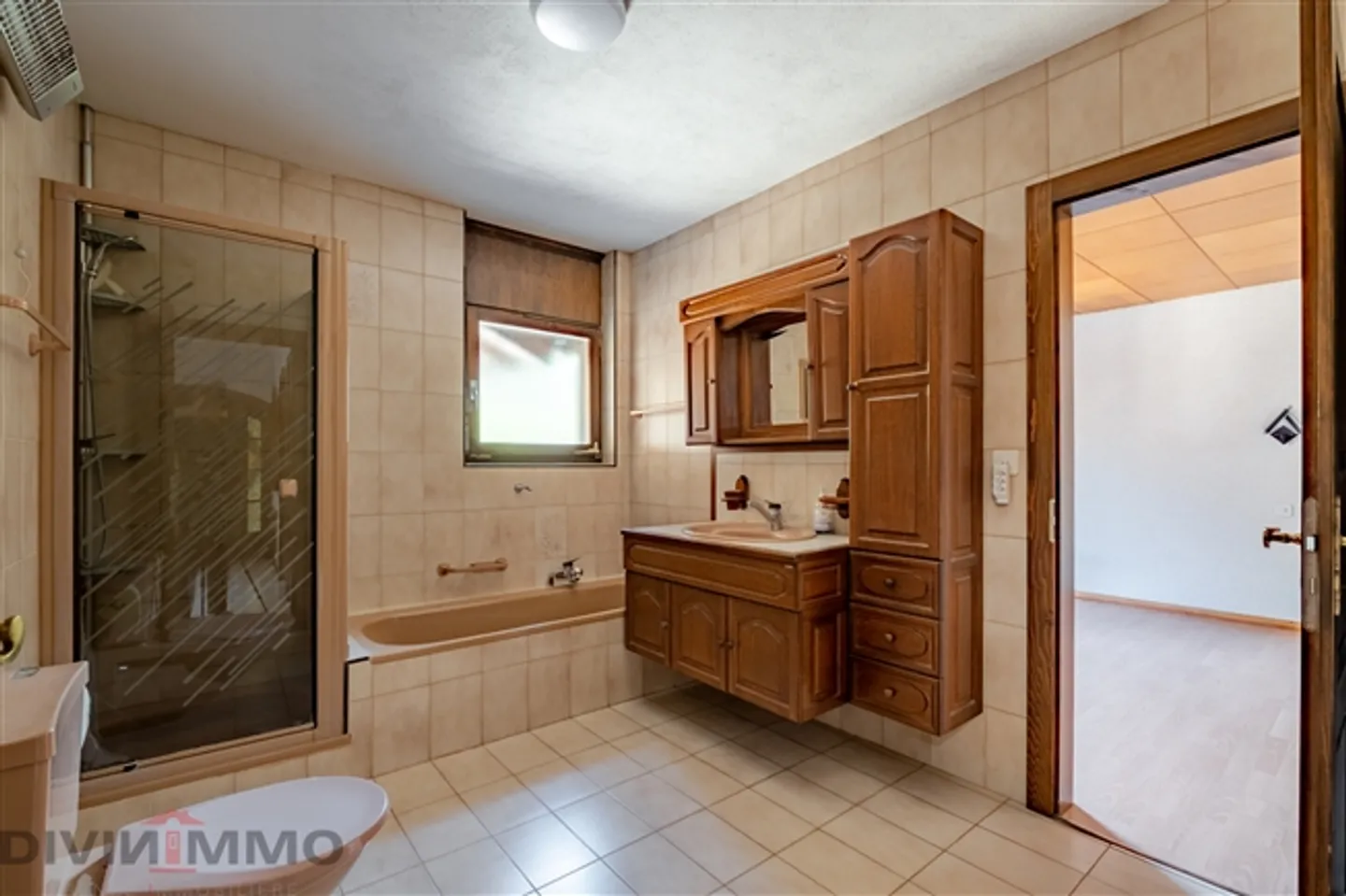 «Schönes Anwesen mit 6-Zimmer-Villa, Nebengebäuden und Garagen» - Foto 6 von 20