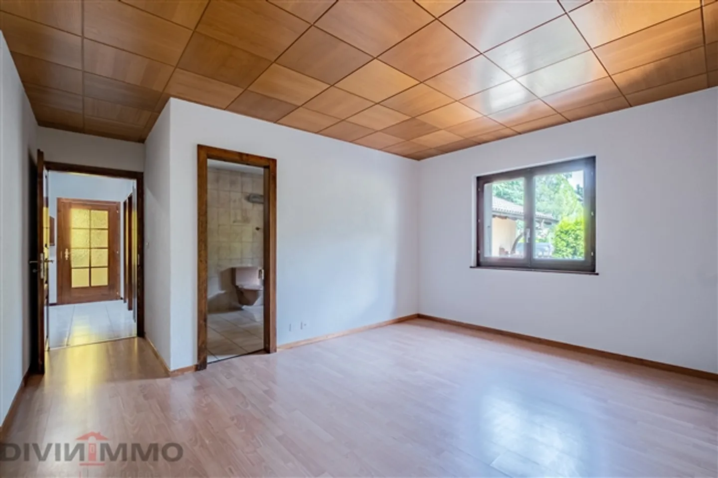 «Schönes Anwesen mit 6-Zimmer-Villa, Nebengebäuden und Garagen» - Foto 7 von 20