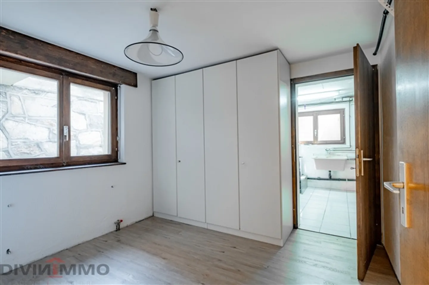 «Schönes Anwesen mit 6-Zimmer-Villa, Nebengebäuden und Garagen» - Foto 14 von 20