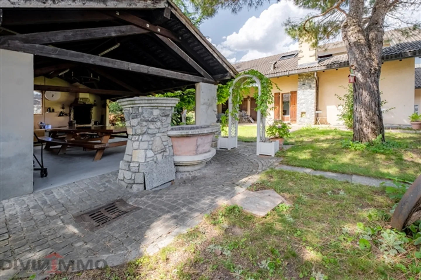 «Schönes Anwesen mit 6-Zimmer-Villa, Nebengebäuden und Garagen» - Foto 18 von 20