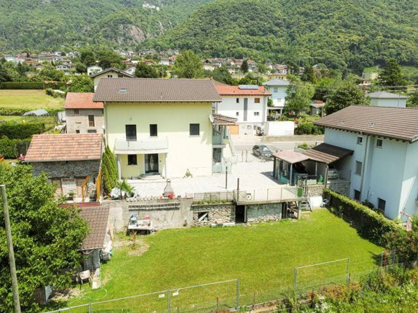 Spaziosa Casa Unifamiliare - Foto 2 di 23