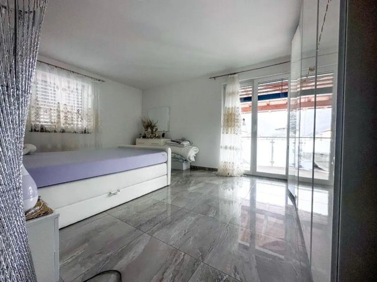 Spaziosa Casa Unifamiliare - Foto 5 di 23