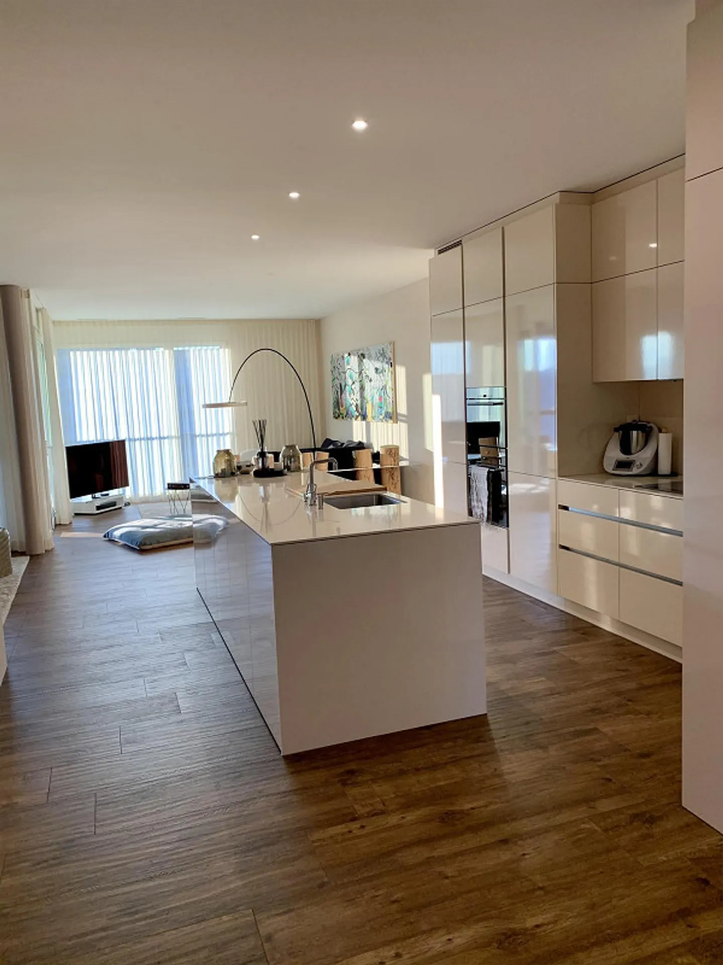 APPARTEMENT LUXUEUX ET MEUBLÉ DE 2,5 PIÈCES - Photo 2 sur 10