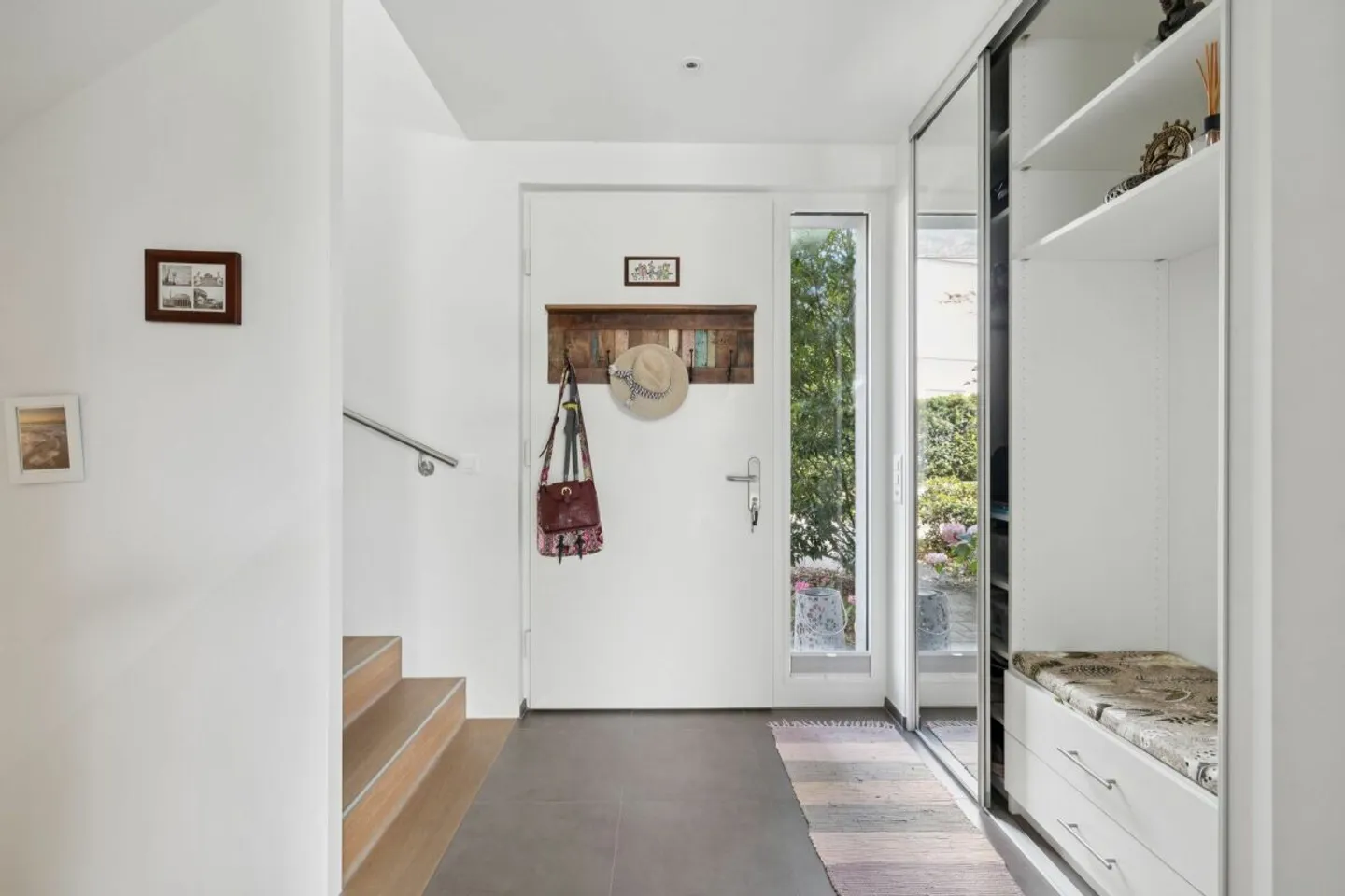 Modernes Doppel-EFH mit Garten - Foto 3 von 11