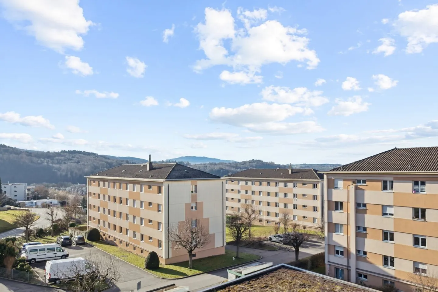Crossing apartment with mountain view - Photo 2 of 11
