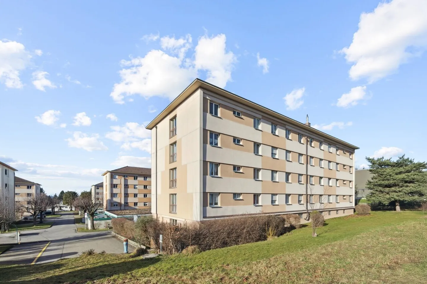 Crossing apartment with mountain view - Photo 1 of 11