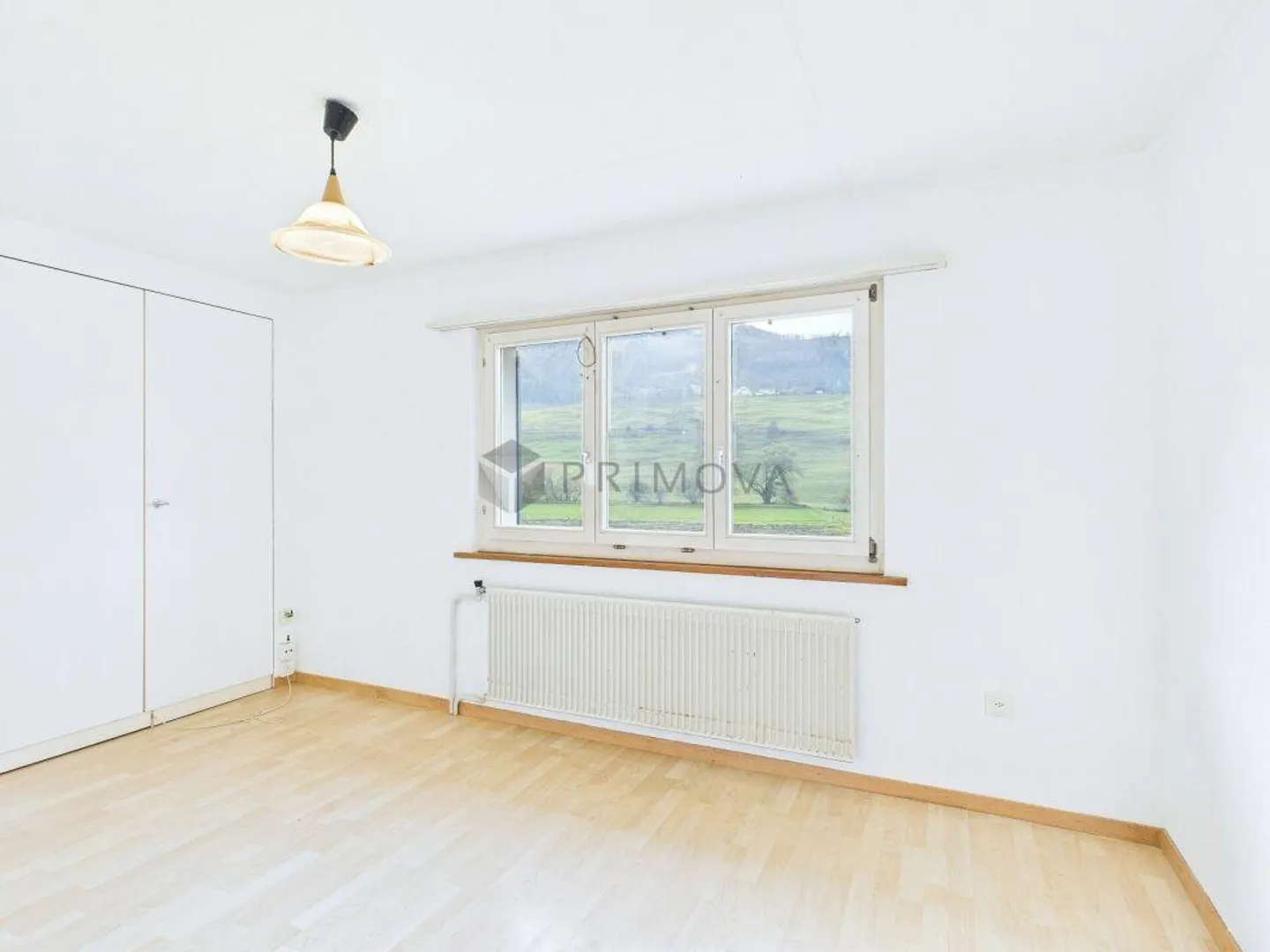 Maison double familiale spacieuse de 5,5 pièces dans un emplacement calme avec beaucoup d'espace pour vos idées - Photo 4 sur 8