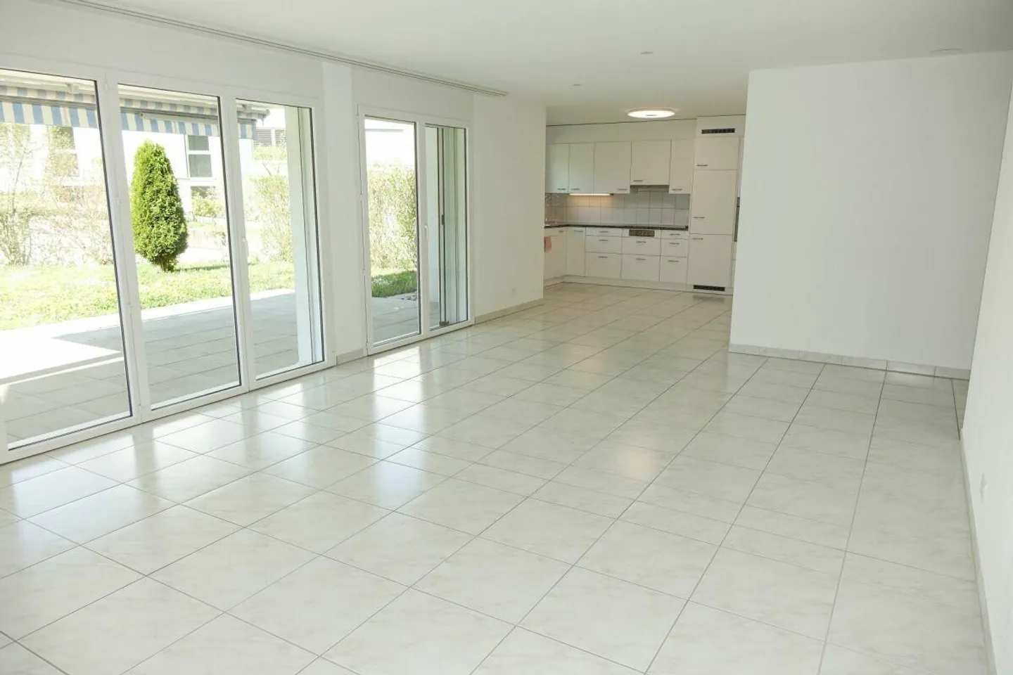 appartamento luminoso e spazioso con giardino - Foto 3 di 10