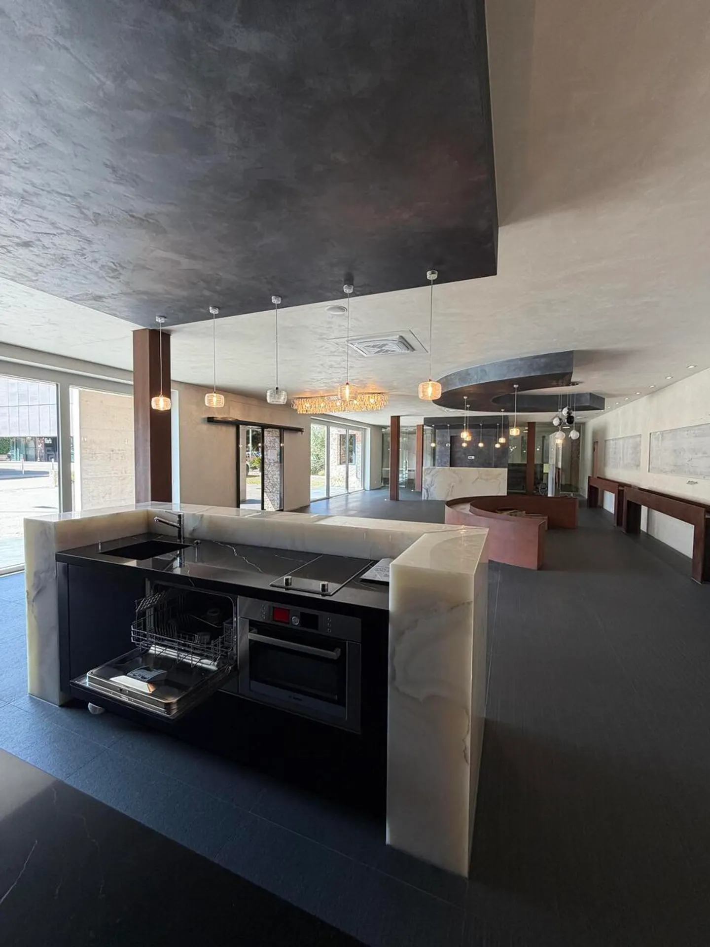 Versatile Showroom in Locarno - Photo 4 of 14