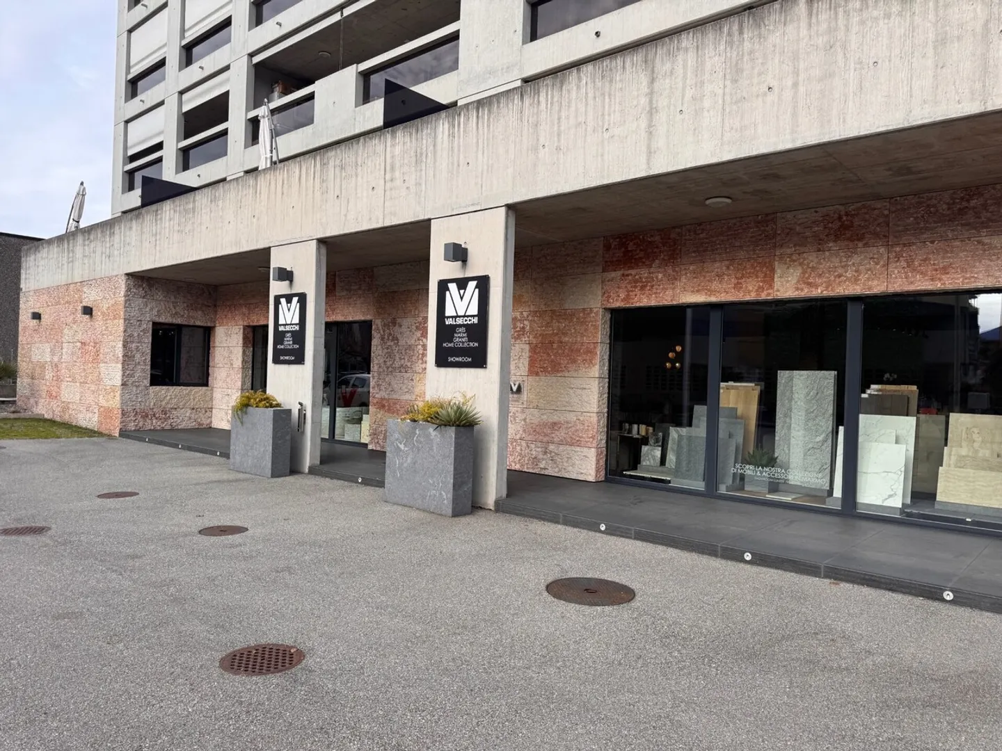 Versatile Showroom in Locarno - Photo 2 of 14