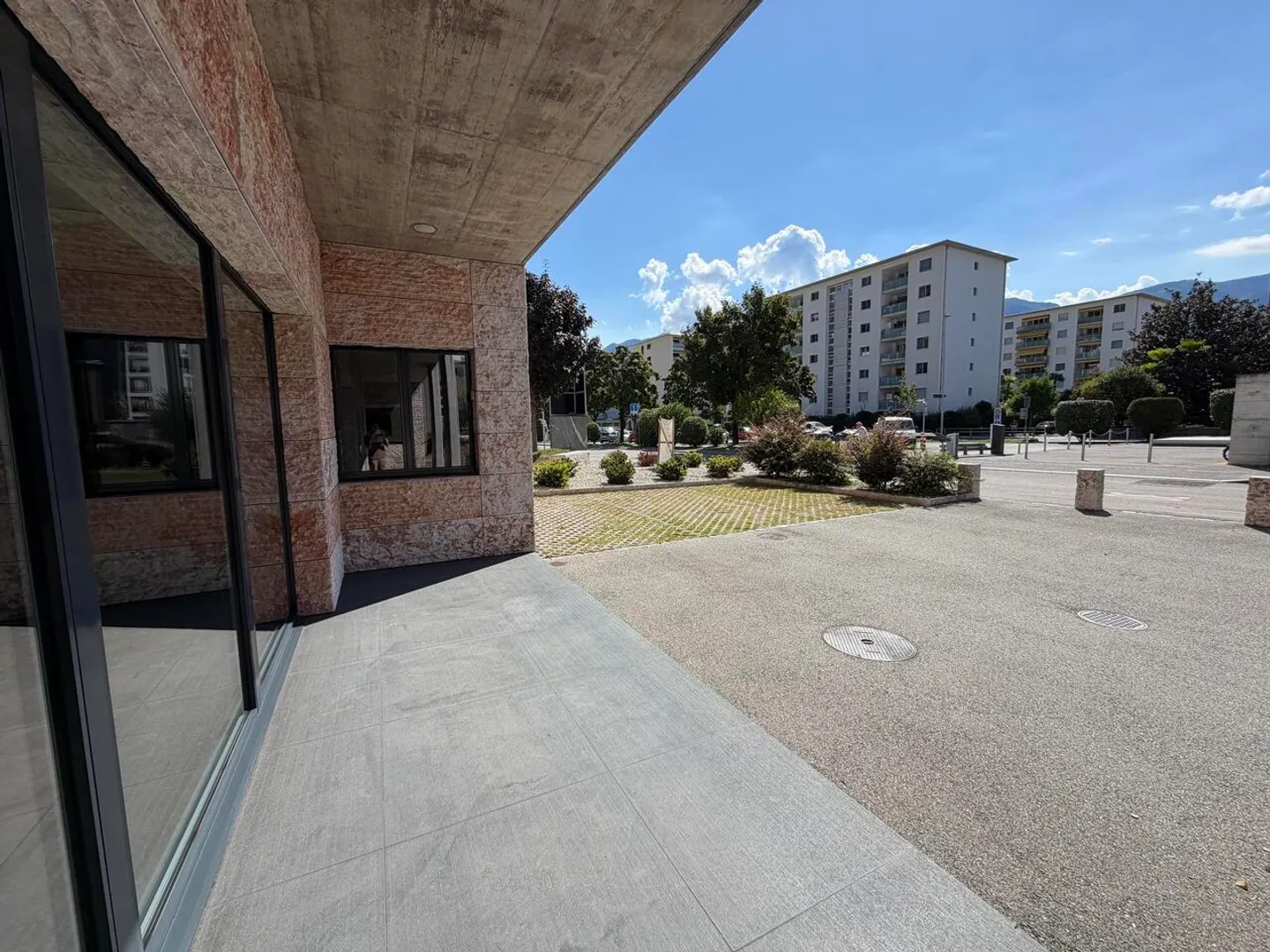 Versatile Showroom in Locarno - Photo 3 of 14