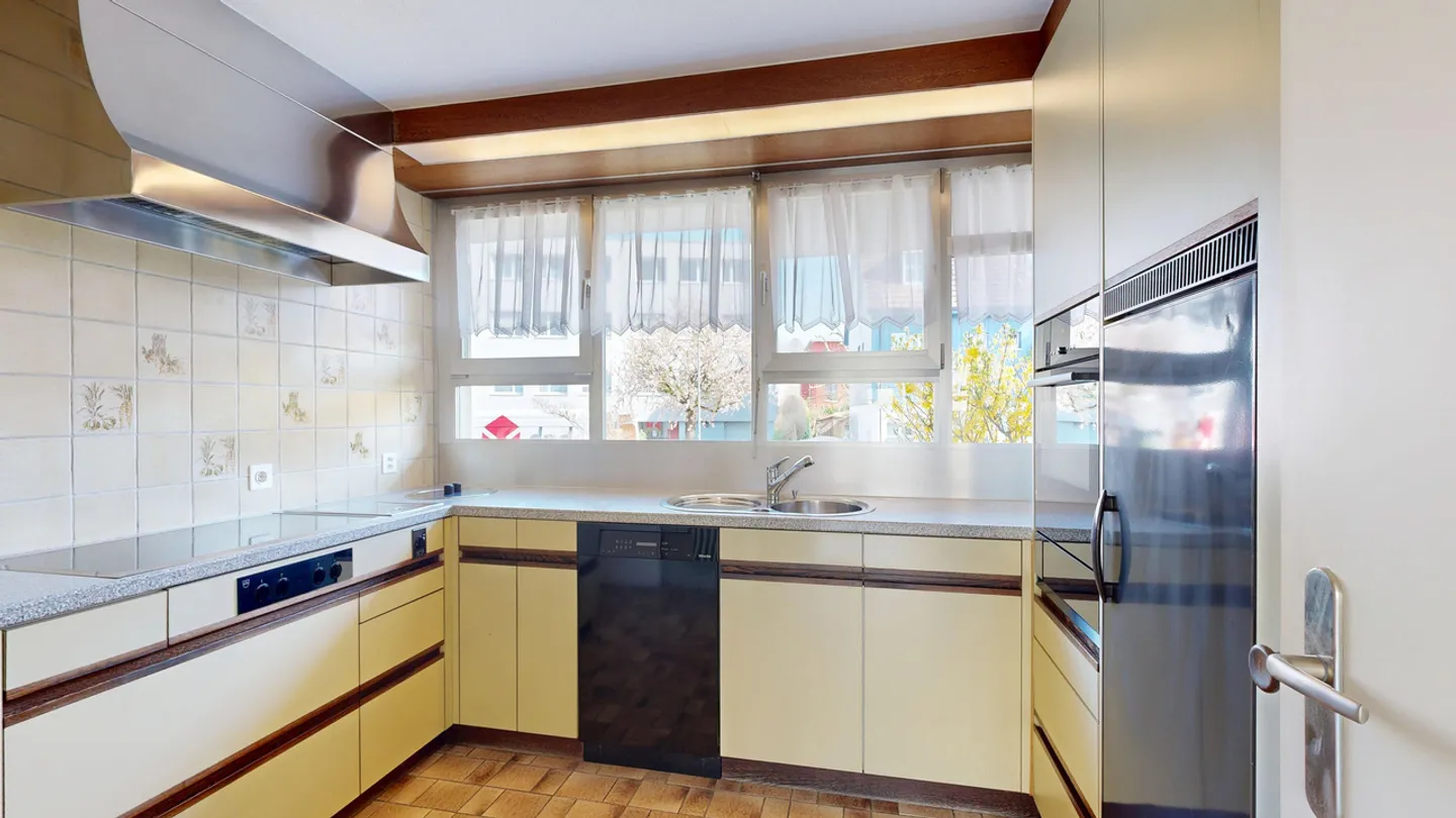 Attractive 5.5-room corner townhouse with garage in a wonderful location - Photo 4 of 11