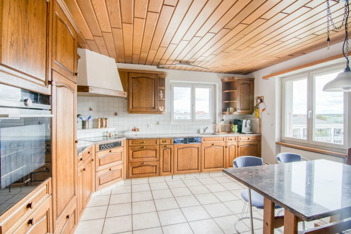 Spacious 6.5-room single-family house with a separate apartment, double garage, 1,053 m² garden paradise, and panoramic views of the Alps - Photo 4 of 31