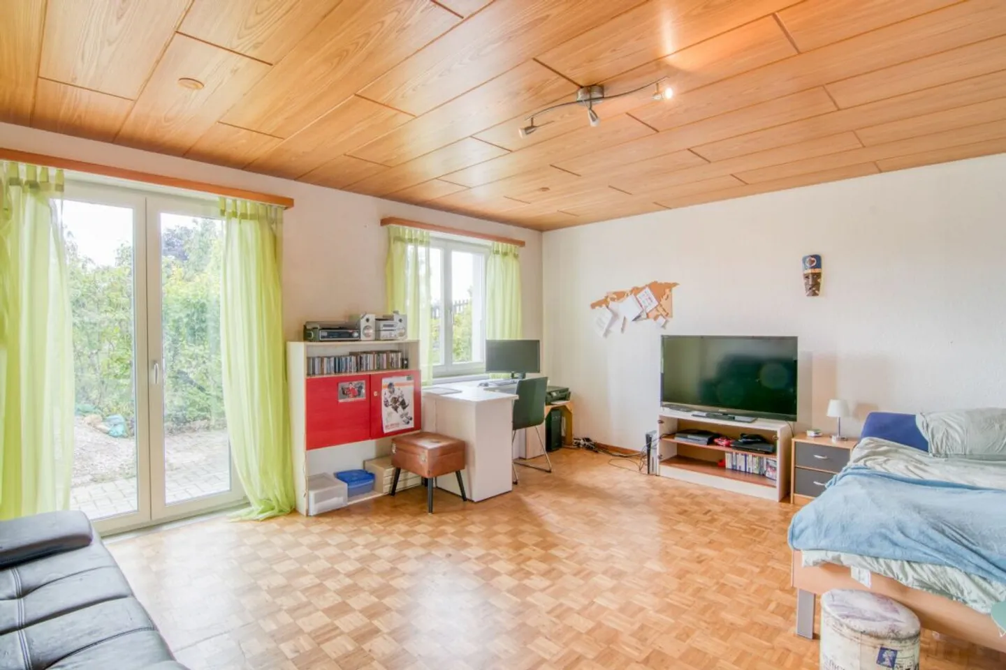 Spacious 6.5-room single-family house with a separate apartment, double garage, 1,053 m² garden paradise, and panoramic views of the Alps - Photo 18 of 31