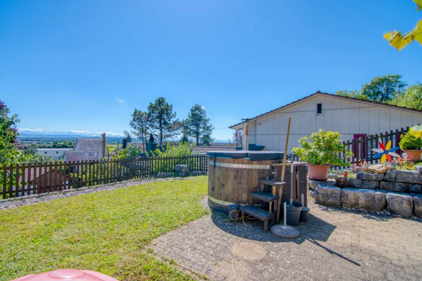 Spacious 6.5-room single-family house with a separate apartment, double garage, 1,053 m² garden paradise, and panoramic views of the Alps - Photo 26 of 31