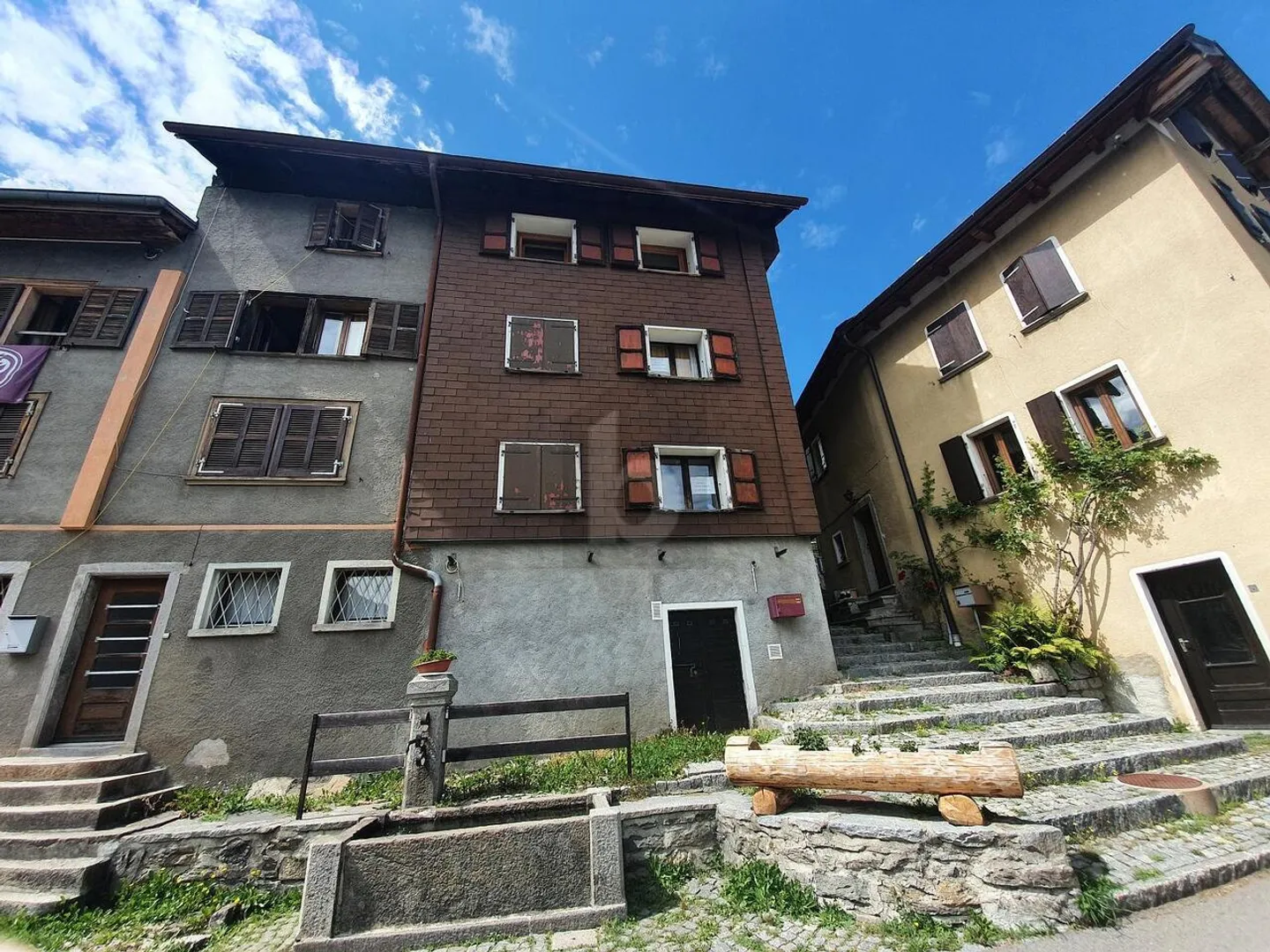 NEL CUORE DEL PAESE CON TANTO POTENZIALE - Photo 1 sur 5