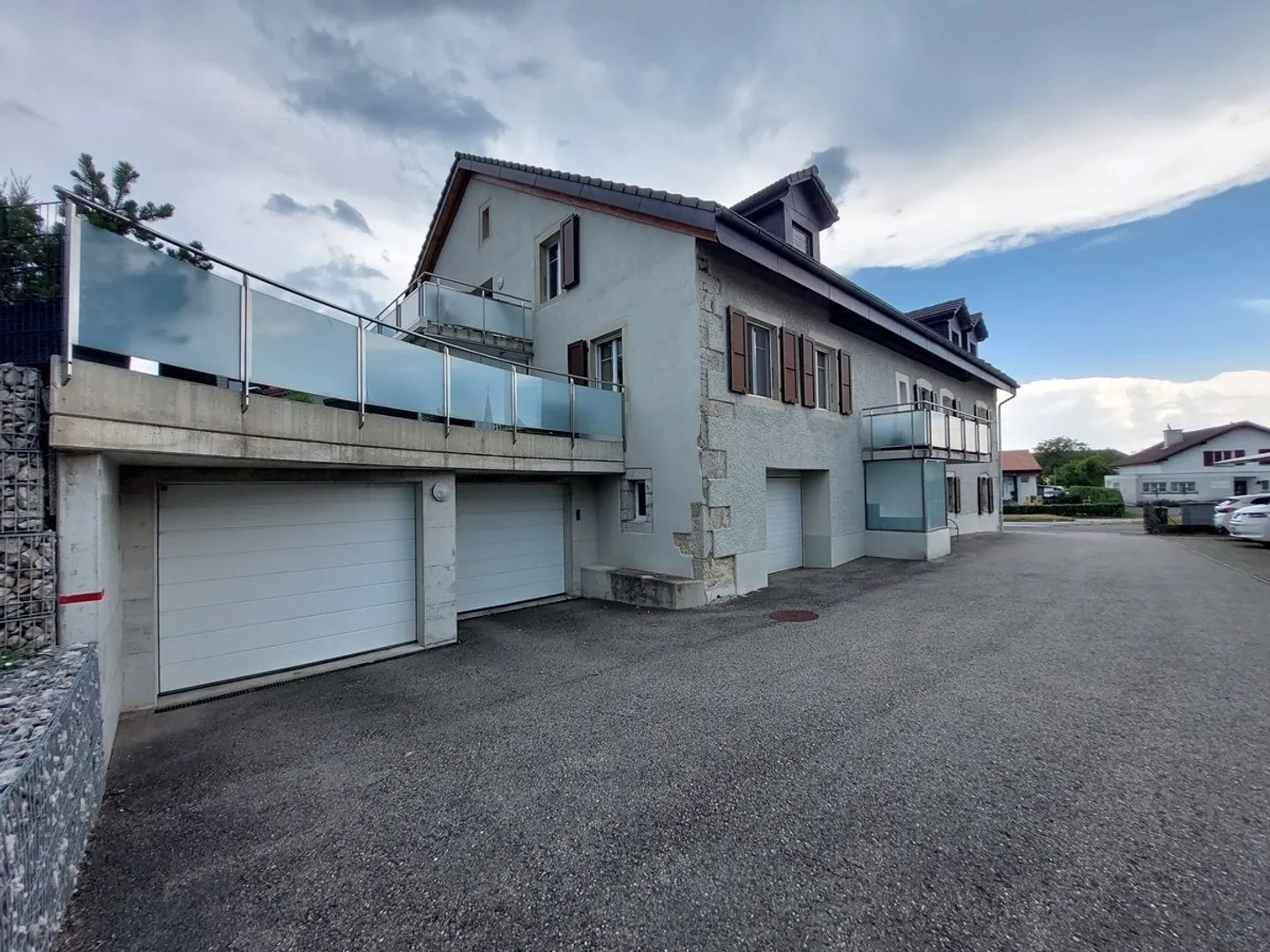 Spacious Duplex Apartment - Photo 10 of 12