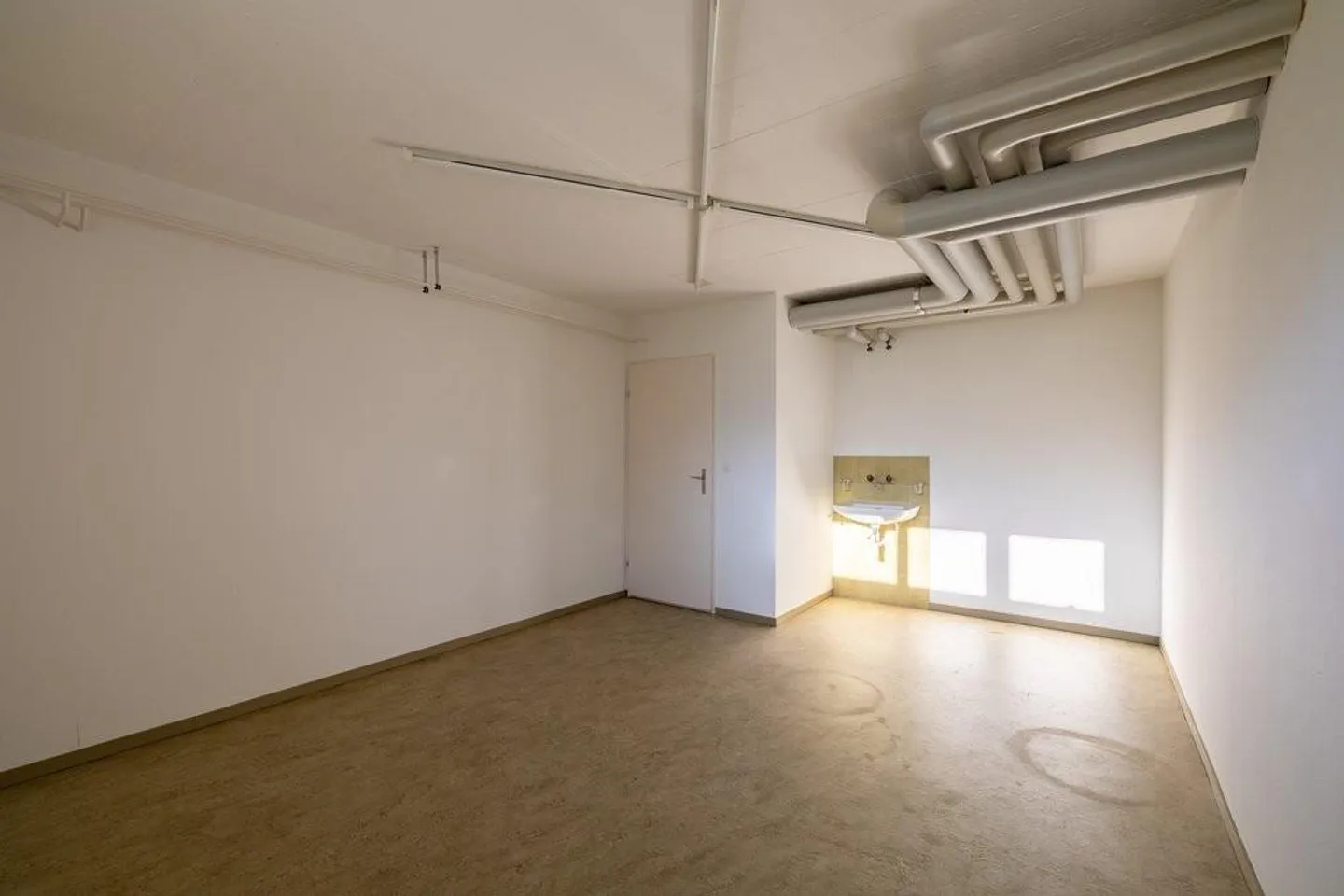 Craft room for rent - Photo 2 of 5