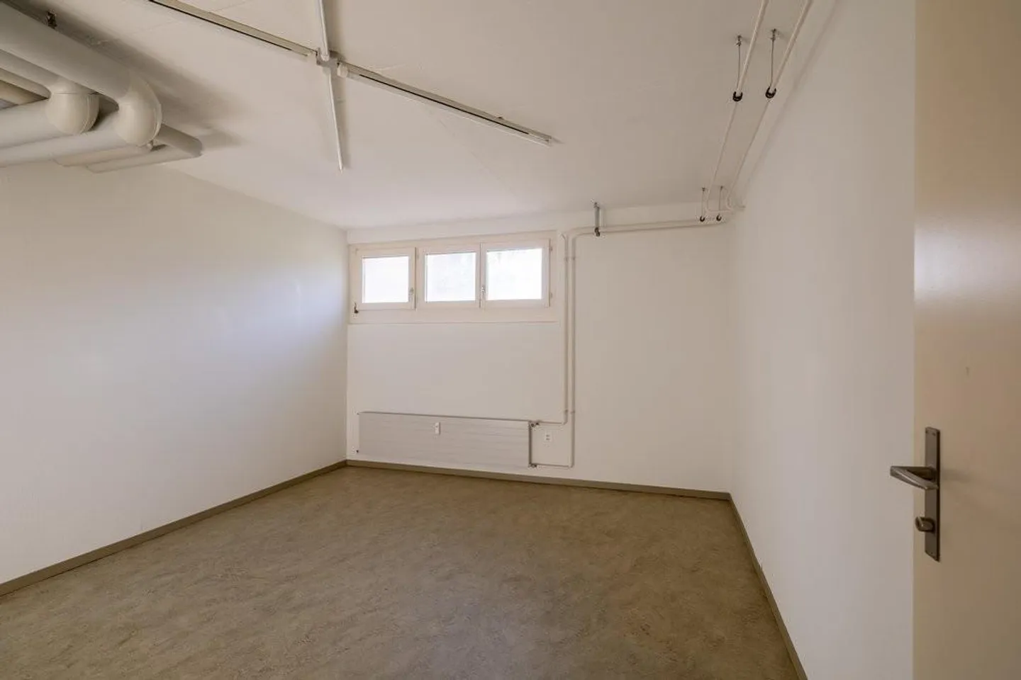 Craft room for rent - Photo 3 of 5