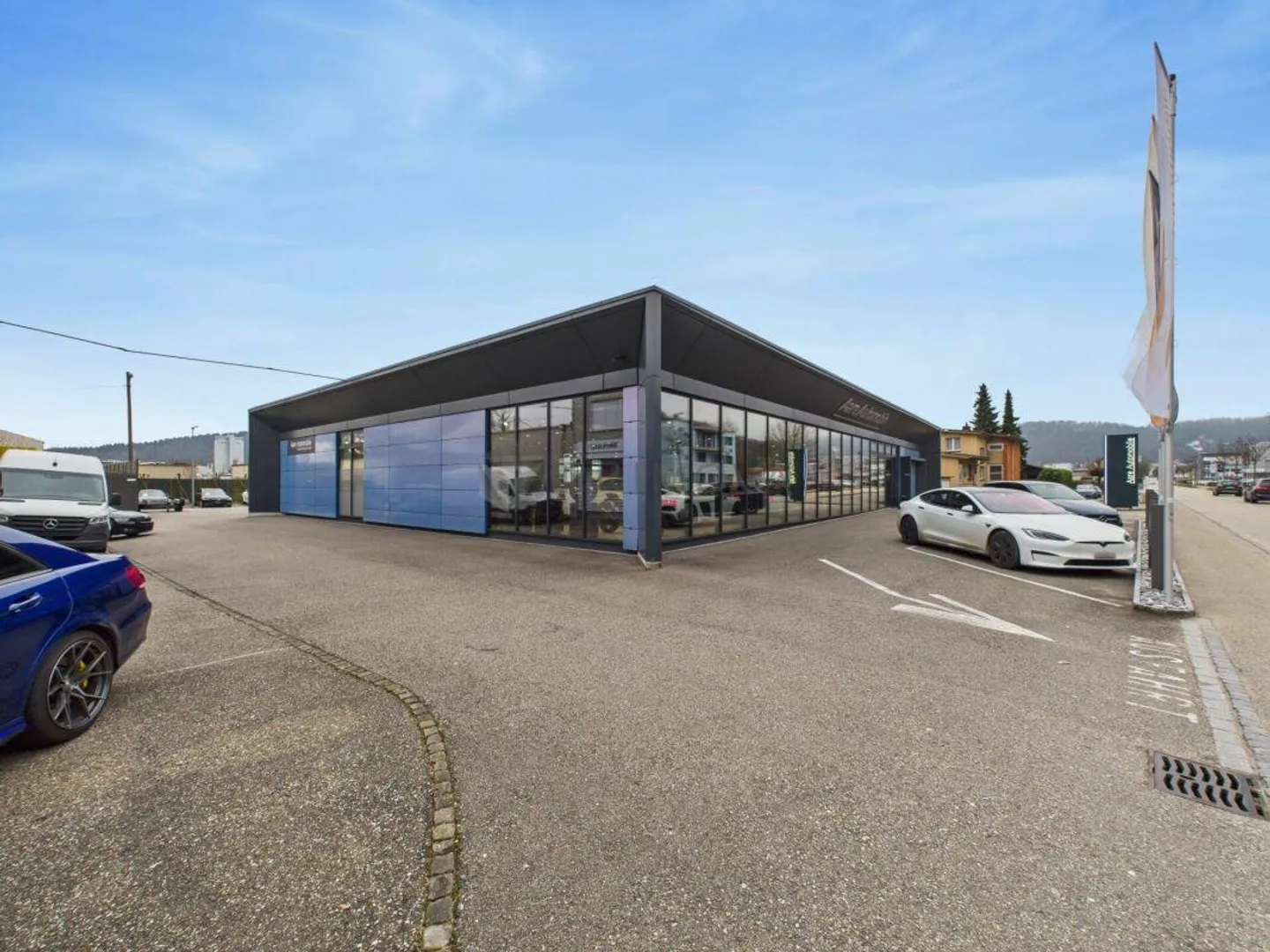 Modern Car Dealership in Prime Location with Approved Business Park Project - Photo 4 of 13