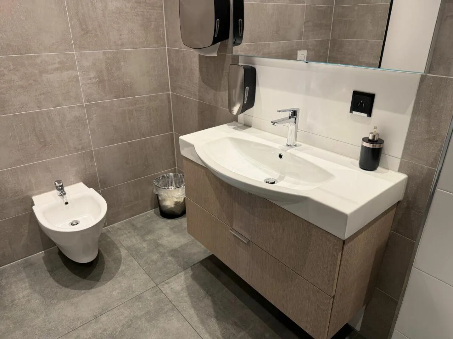 Modern Car Dealership in Prime Location with Approved Business Park Project - Photo 13 of 13