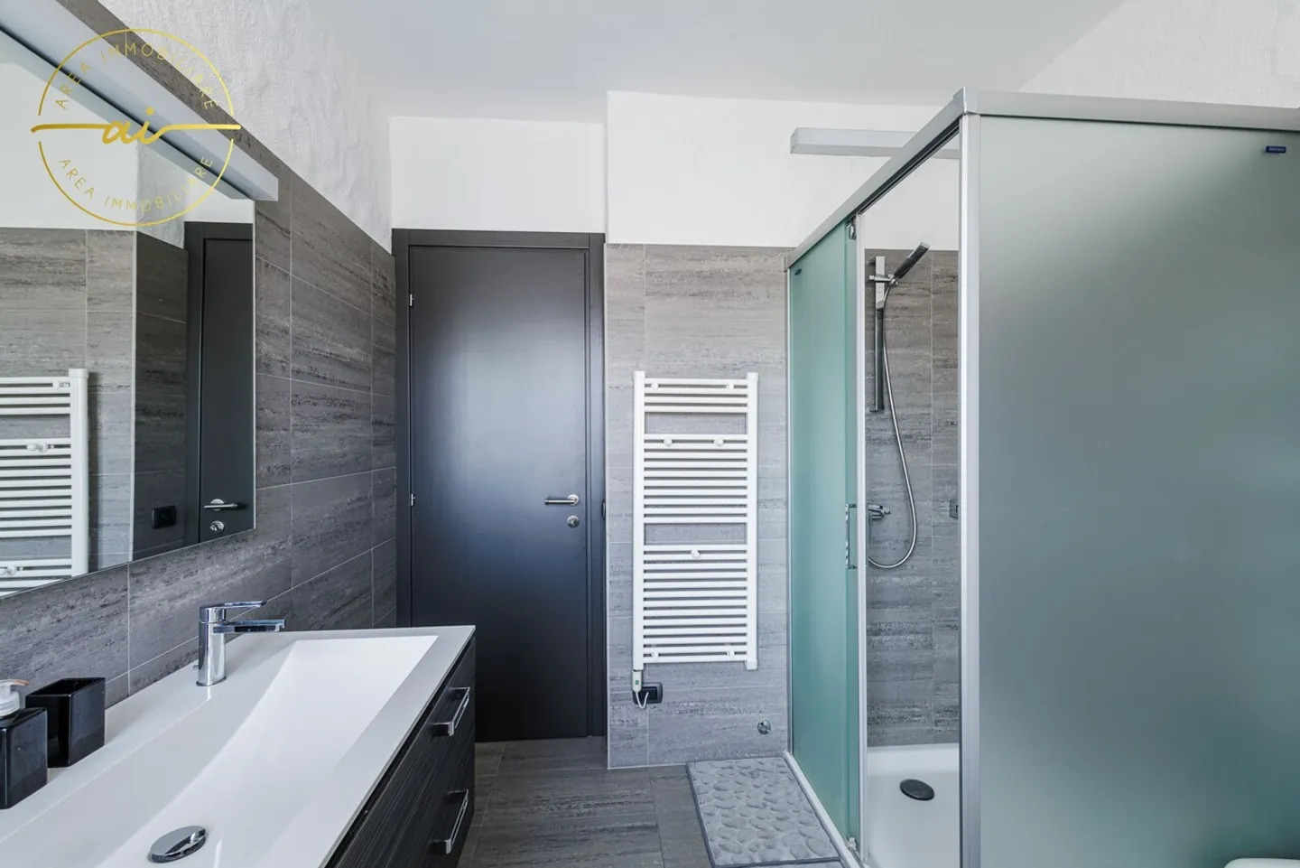 MODERN AND BRIGHT 2.5-ROOM APARTMENT WITH TERRACE - Photo 8 of 13