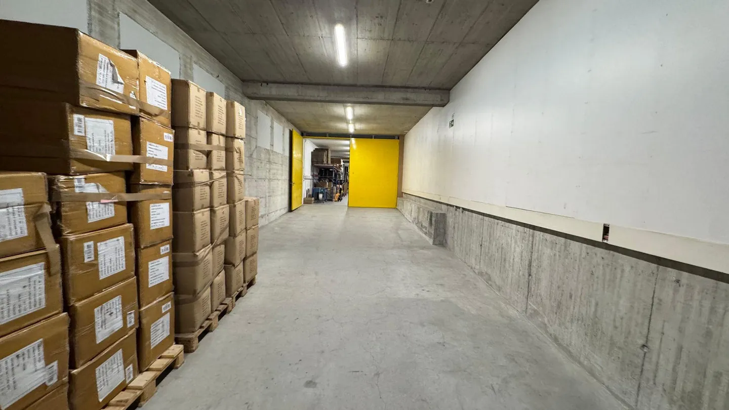 Spazio di stoccaggio pratico nella zona industriale di Burgdorf - Foto 4 di 22