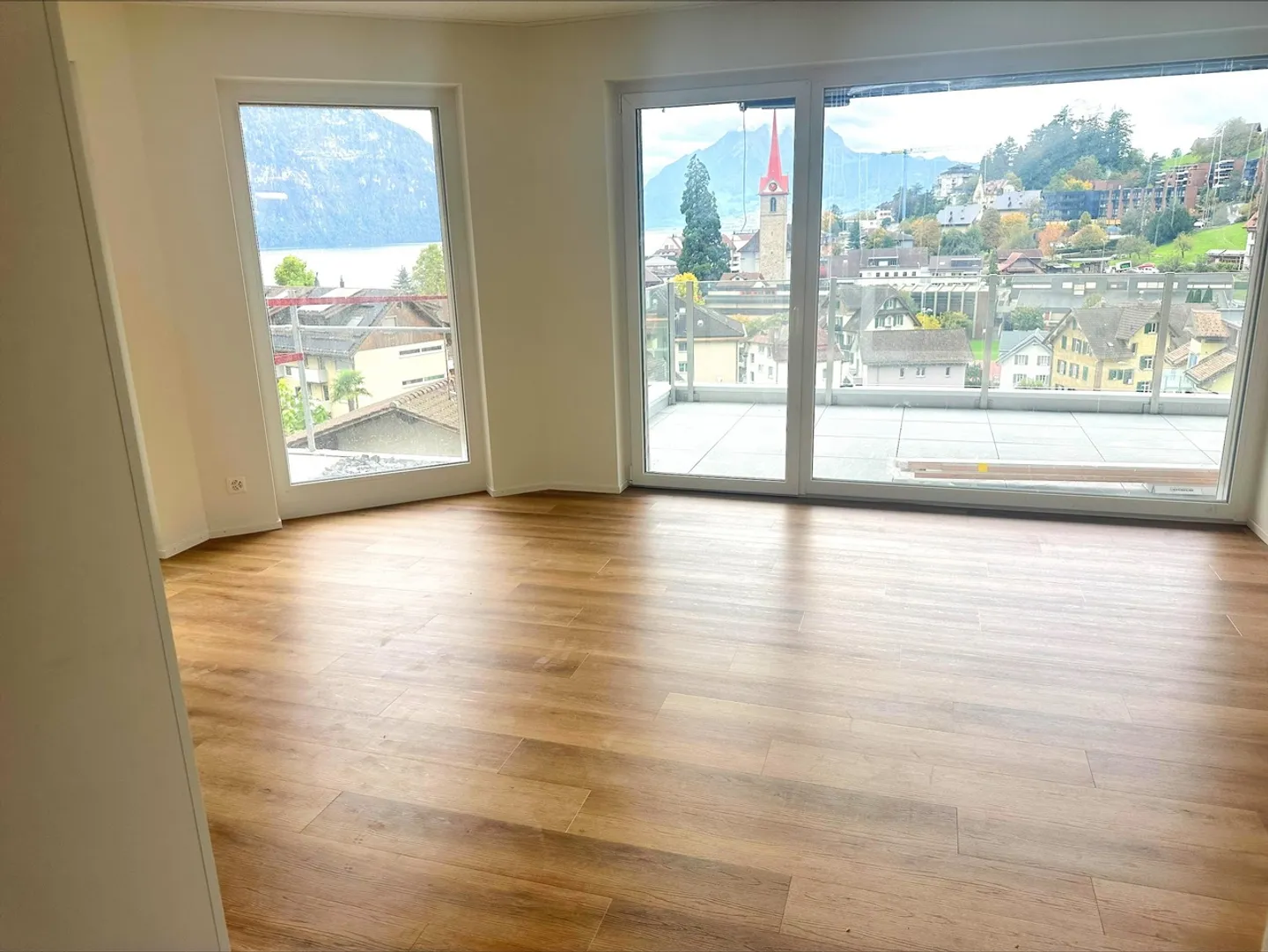 Dream Home in Weggis with a View: 2.5 Room Apartment on the 3rd Floor - Photo 2 of 4