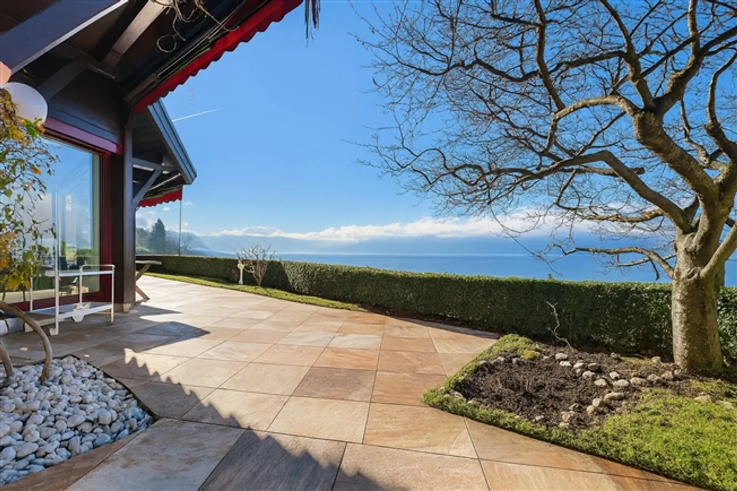 Detached villa with 6.5 rooms and panoramic views of Lake Geneva - Photo 2 of 13