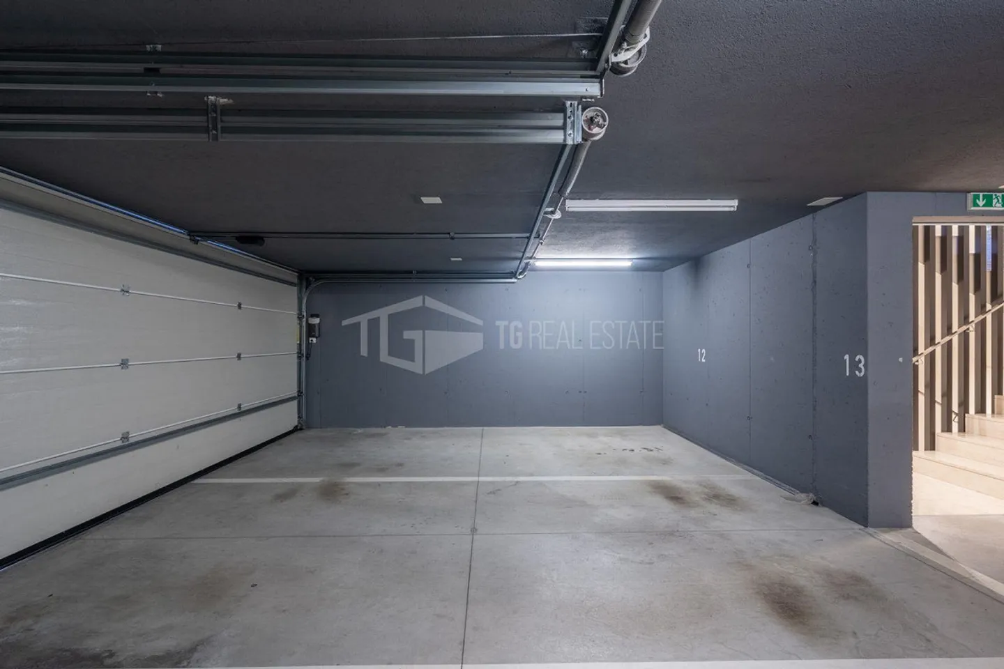 BUREAU DE HAUT STANDING DANS UNE RÉSIDENCE CONTEMPORAINE - Photo 3 sur 13