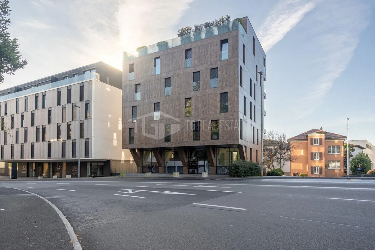 BUREAU DE HAUT STANDING DANS UNE RÉSIDENCE CONTEMPORAINE - Photo 5 sur 13