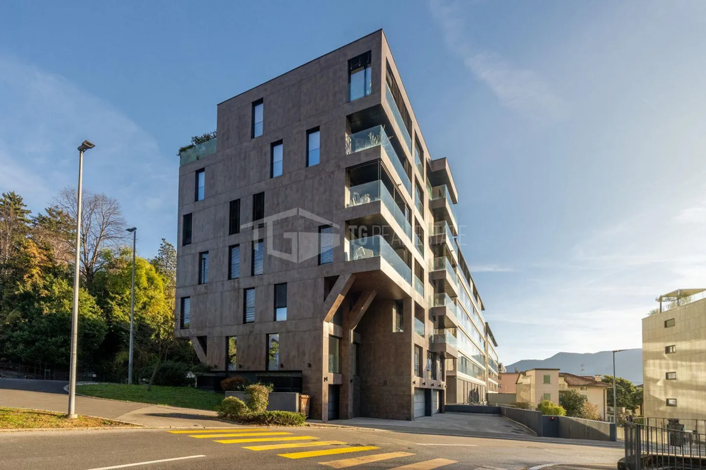 BUREAU DE HAUT STANDING DANS UNE RÉSIDENCE CONTEMPORAINE - Photo 4 sur 13