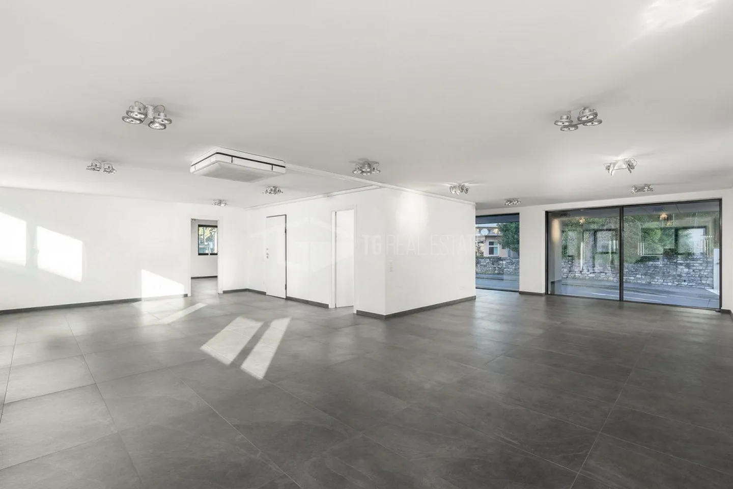 BUREAU DE HAUT STANDING DANS UNE RÉSIDENCE CONTEMPORAINE - Photo 6 sur 13