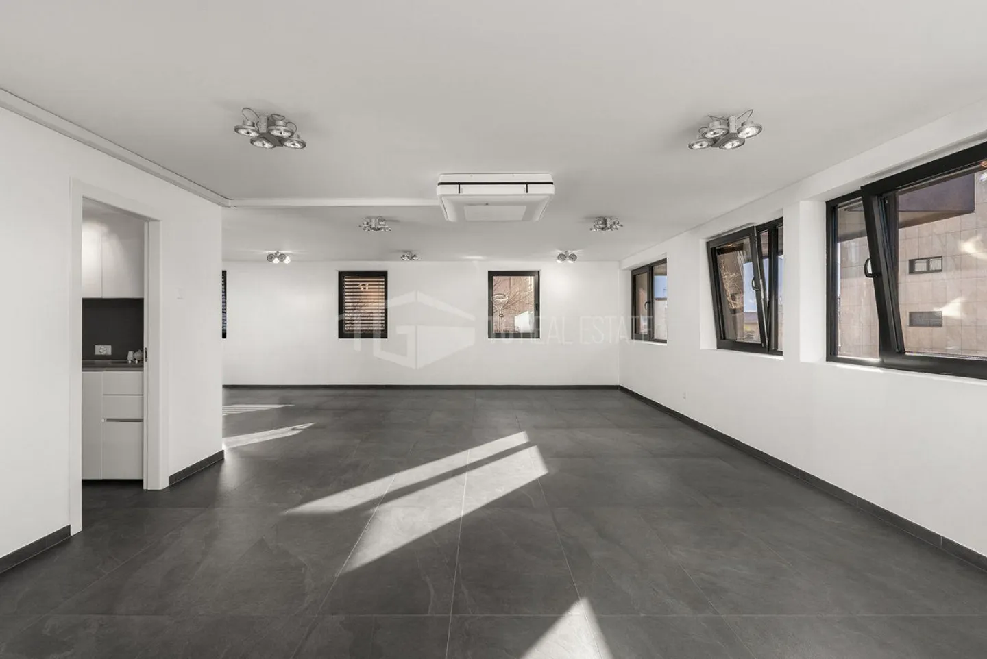 BUREAU DE HAUT STANDING DANS UNE RÉSIDENCE CONTEMPORAINE - Photo 7 sur 13