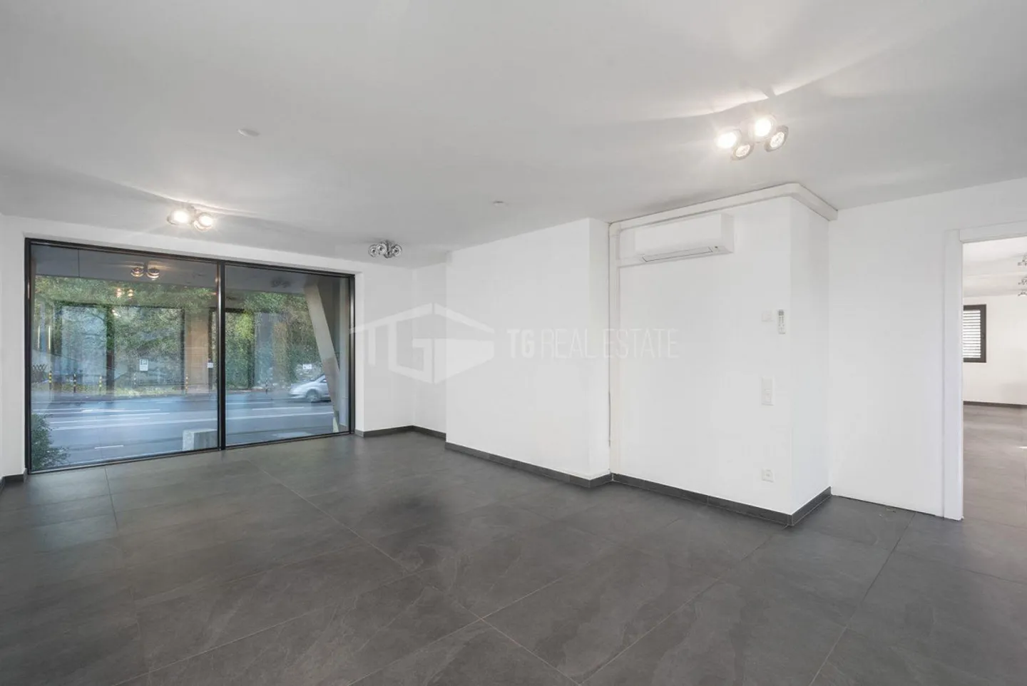 BUREAU DE HAUT STANDING DANS UNE RÉSIDENCE CONTEMPORAINE - Photo 8 sur 13