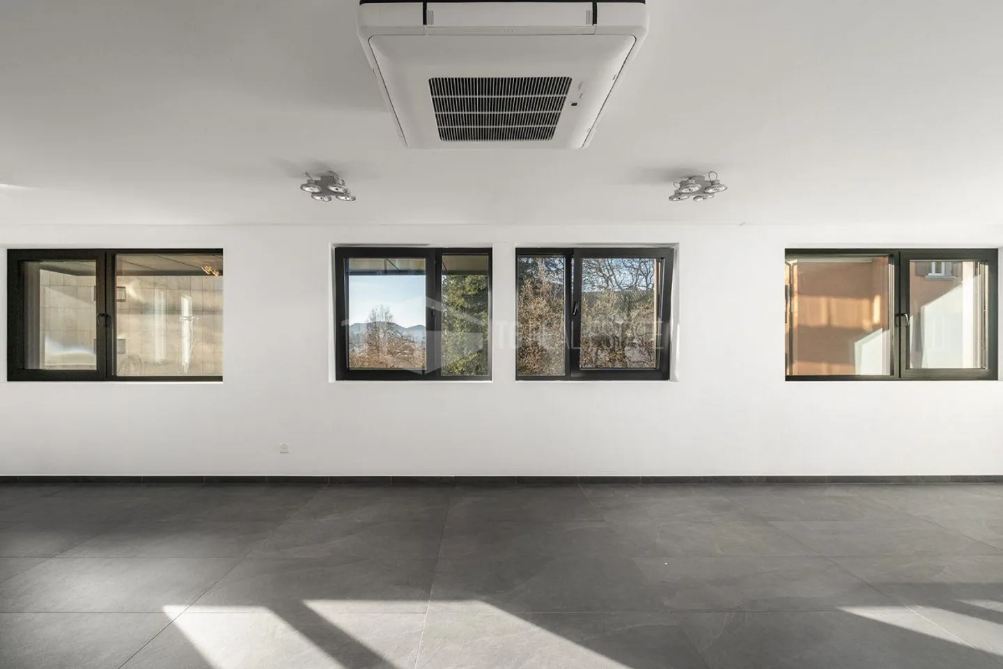 BUREAU DE HAUT STANDING DANS UNE RÉSIDENCE CONTEMPORAINE - Photo 11 sur 13