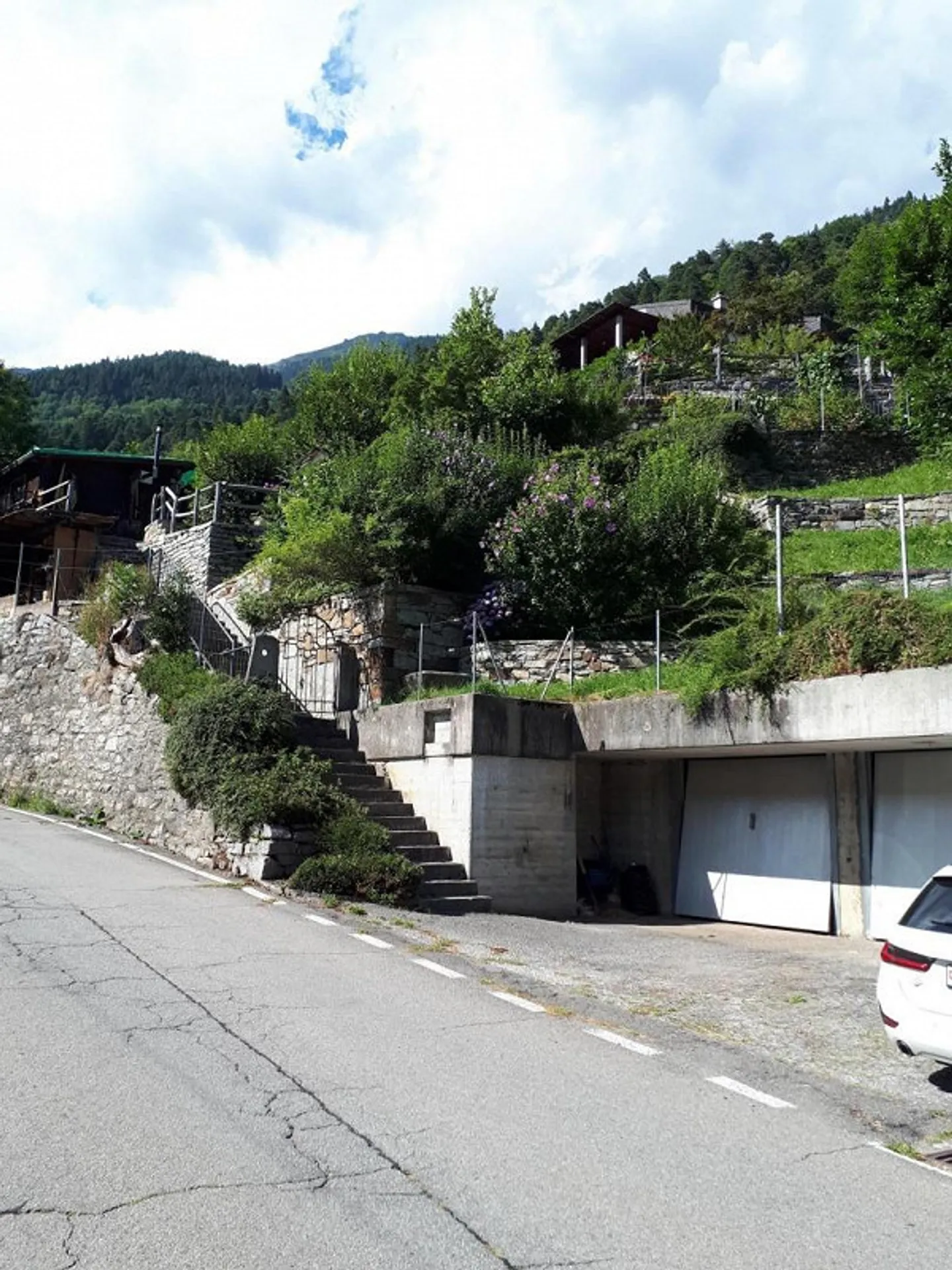 «Bauland von 491 mit Garage an sehr sonniger, ruhiger Aussichtslage / terreno edificabile con garage, molto soleggiato, tranquillo con bella vista» - Foto 1 von 10