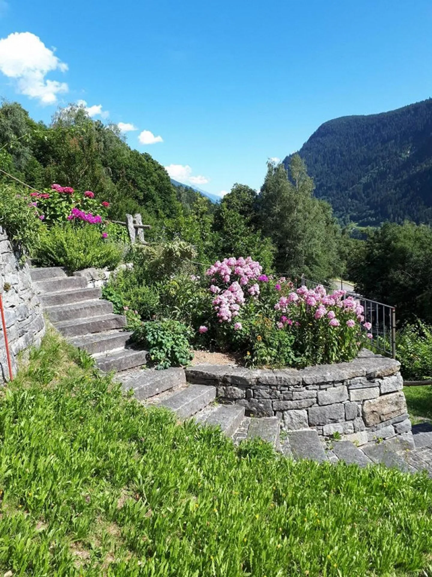 «Bauland von 491 mit Garage an sehr sonniger, ruhiger Aussichtslage / terreno edificabile con garage, molto soleggiato, tranquillo con bella vista» - Foto 2 von 10